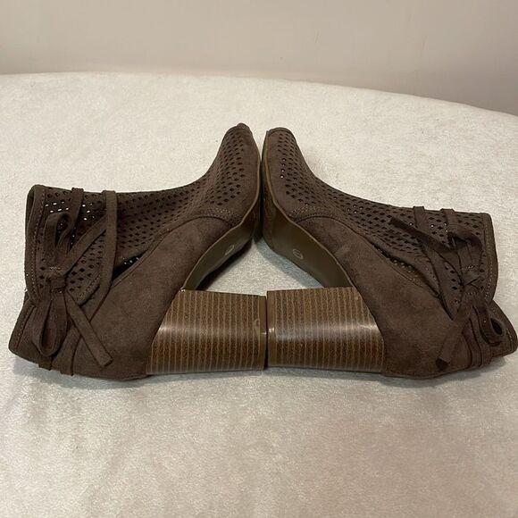 Altar’d State- “Hanover” Neutral Peep Toe Zip Perforated Booties- Size 8.5 - Picture 11 of 11